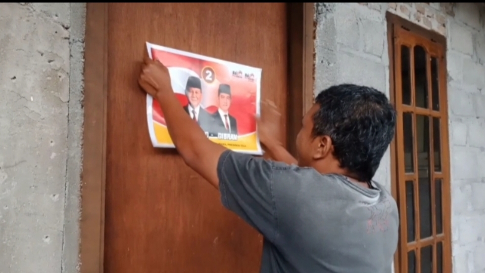 Relawan ReJO Pro Gibran di Yogya Tempelkan Stiker ke Rumah Warga